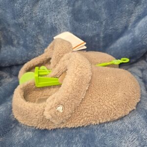 NEW Crocs Classic Cozzzy Tan Slippers